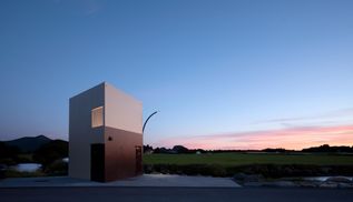 Посеред мальовничих ландшафтів: в Норвегії побудували трикутний громадський туалет – фото