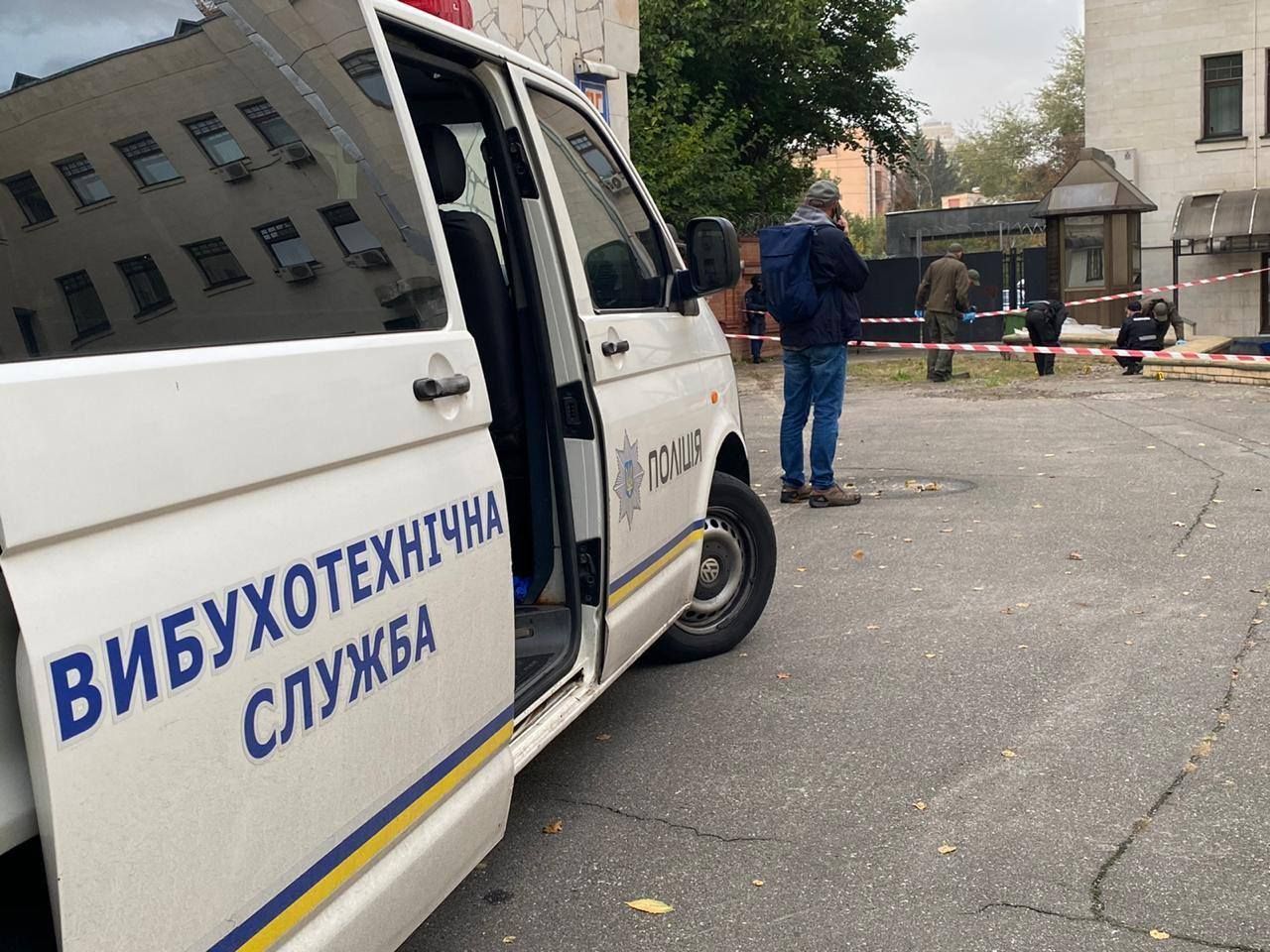 Взрыв во дворе Высшего антикоррупционного суда в Киеве фото