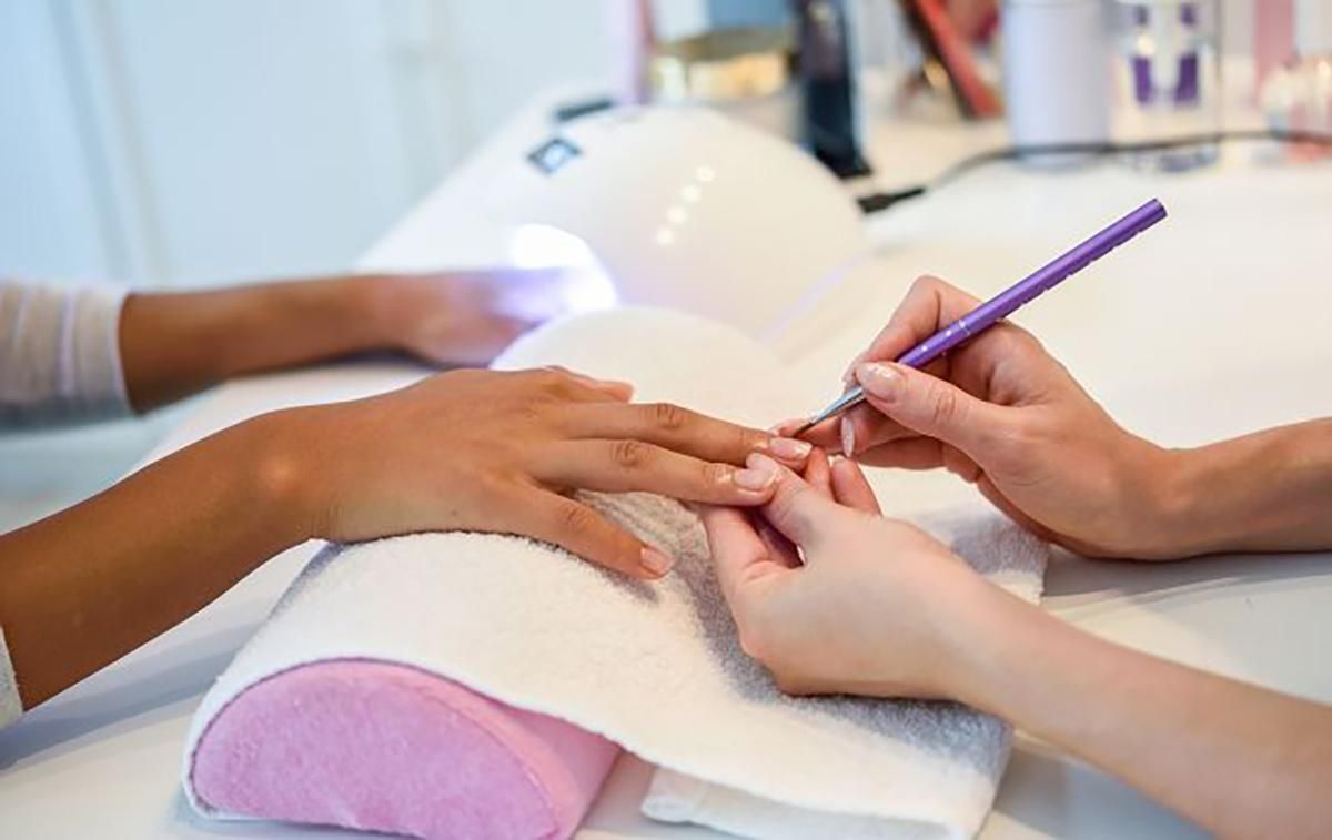 Антисемітський скандал у Києві: жінку принизили в салоні краси через те, що вона єврейка Антисемітський скандал у Києві: жінку принизили в салоні краси через те, що вона єврейка