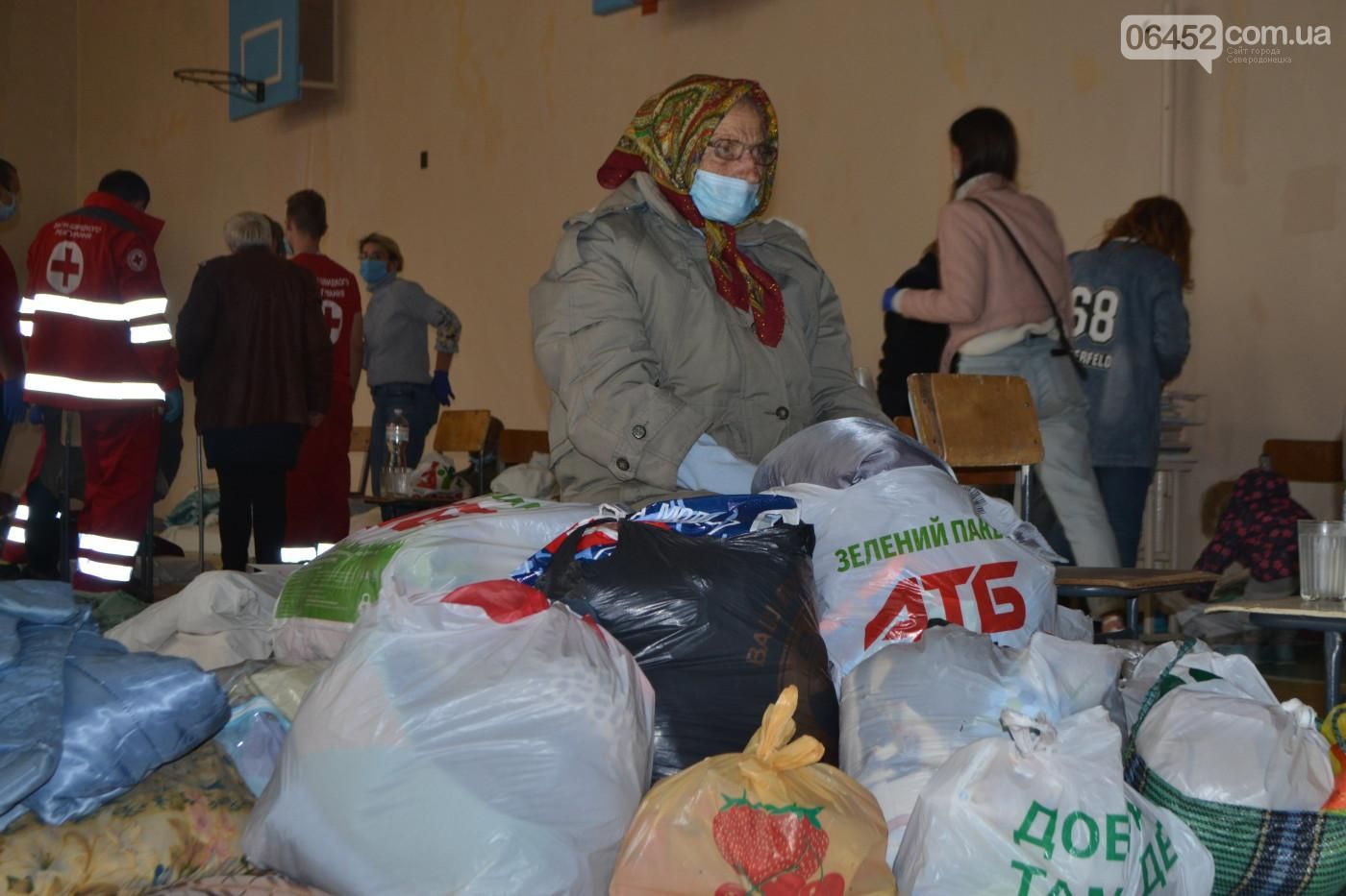 Шок на обличчях і сон на підлозі: де живуть люди, які постраждали від пожеж на Луганщині – фото Шок на обличчях і сон на підлозі: де живуть люди, які постраждали від пожеж на Луганщині – фото