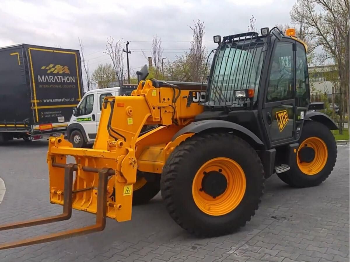 Трактор переехал девушку: пострадавшая встала и пошла - видео Трактор переехал девушку: пострадавшая встала и пошла - видео