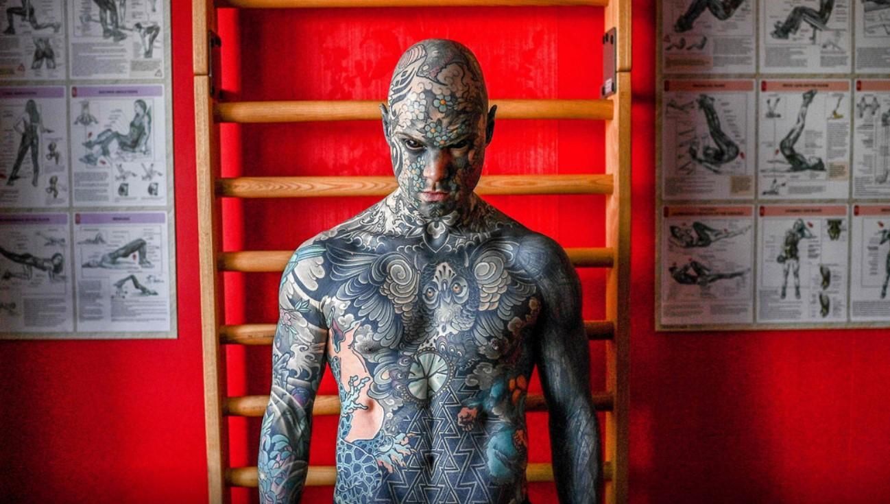 У Франції вихователю заборонили викладати через його зовнішність: фото У Франції вихователю заборонили викладати через його зовнішність: фото