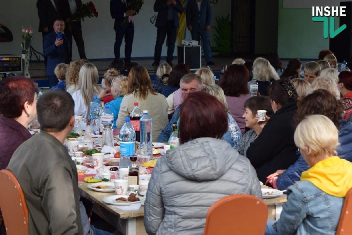 Порушення карантину на Дні вчителя у Миколаєві: фото і відео