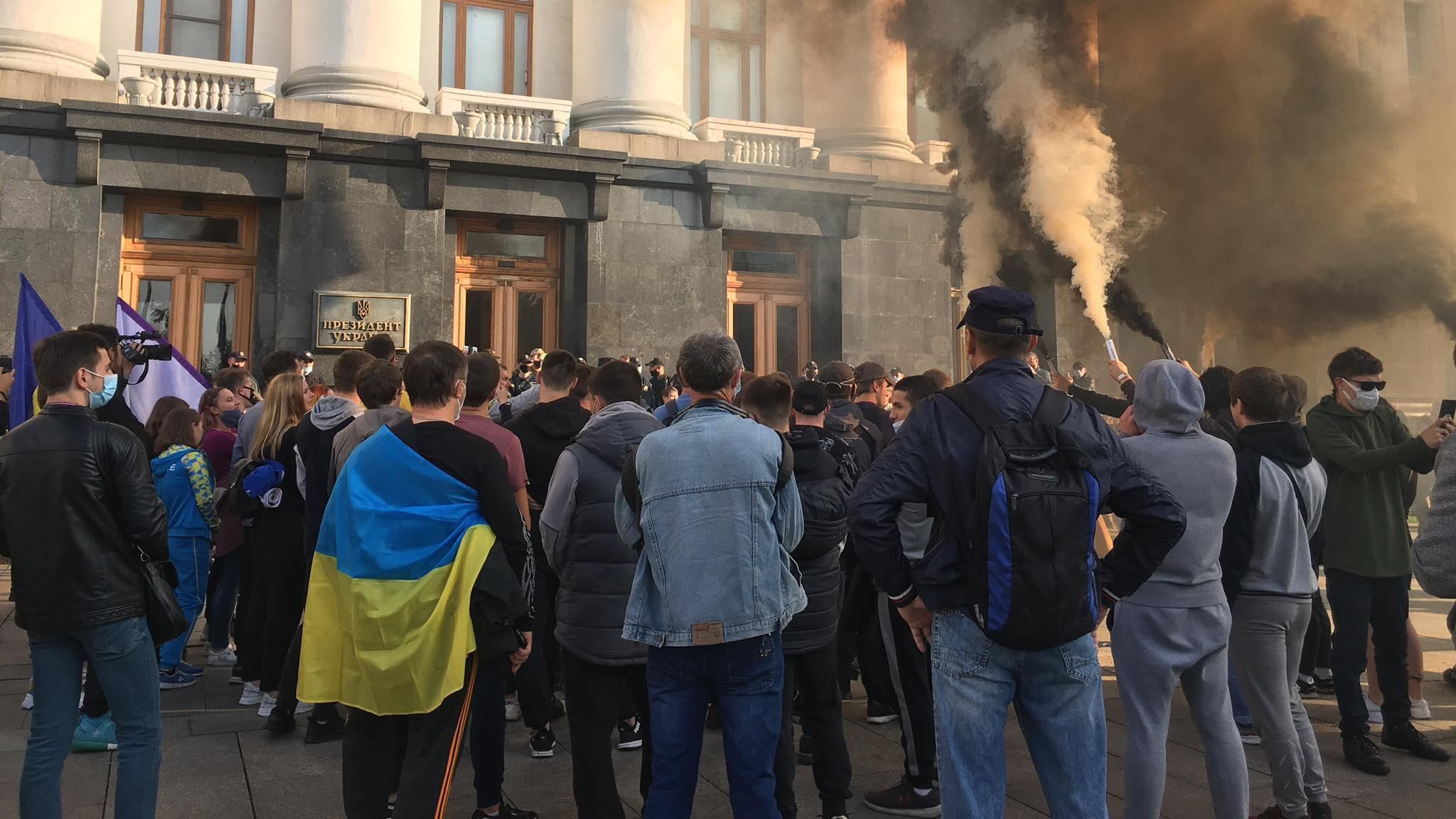 У Києві студенти протестували проти діяльності Шкарлета: палили фаєри та принесли гарбузи – фото