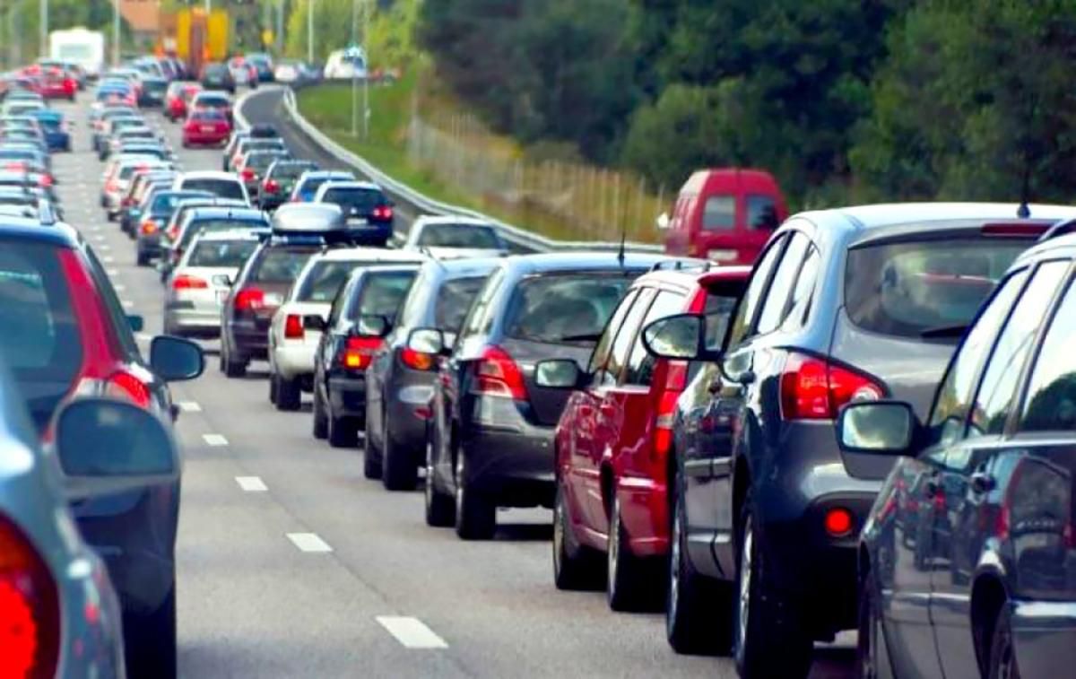 На границе с Венгрией образовалась огромная очередь: сколько там машин
На границе с Венгрией образовалась огромная очередь: сколько там машин