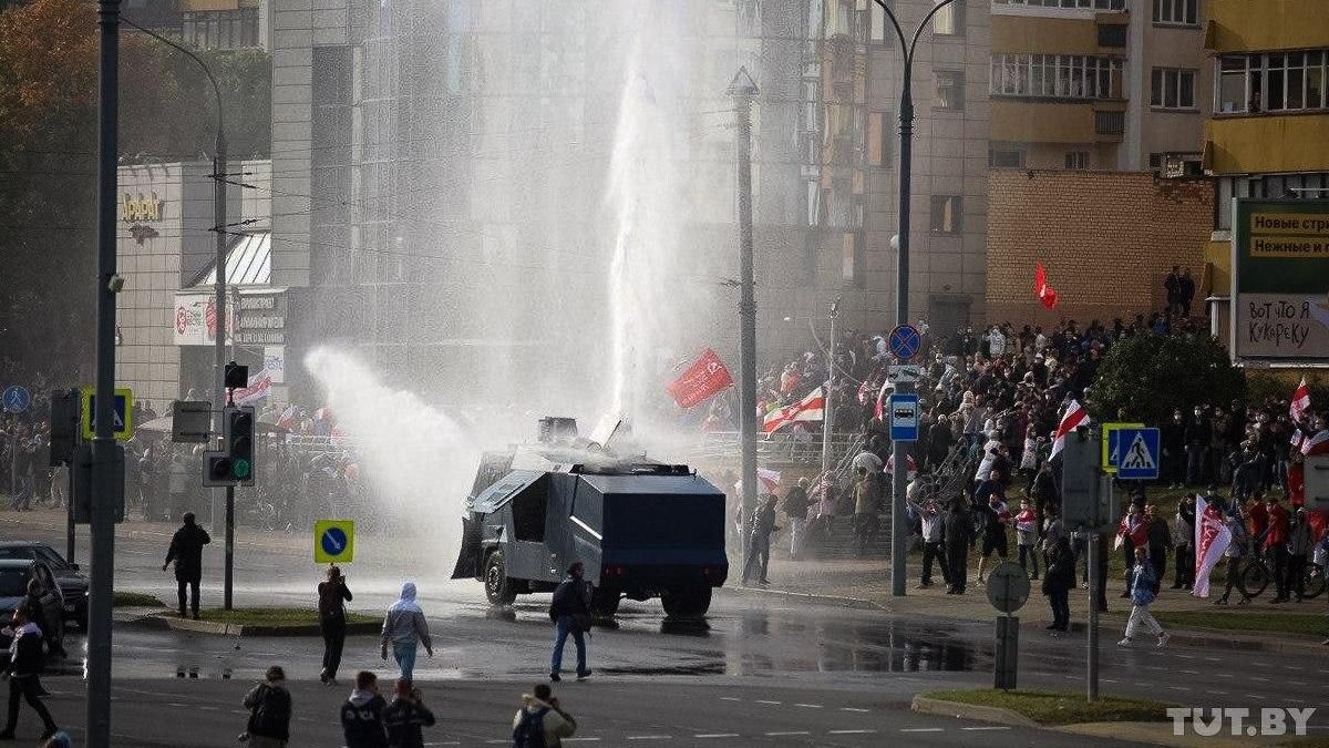 Протести у Мінську 4 жовтня 2020: міліцейські водомети вийшли з ладу – одній із машин допомогли мітингувальники