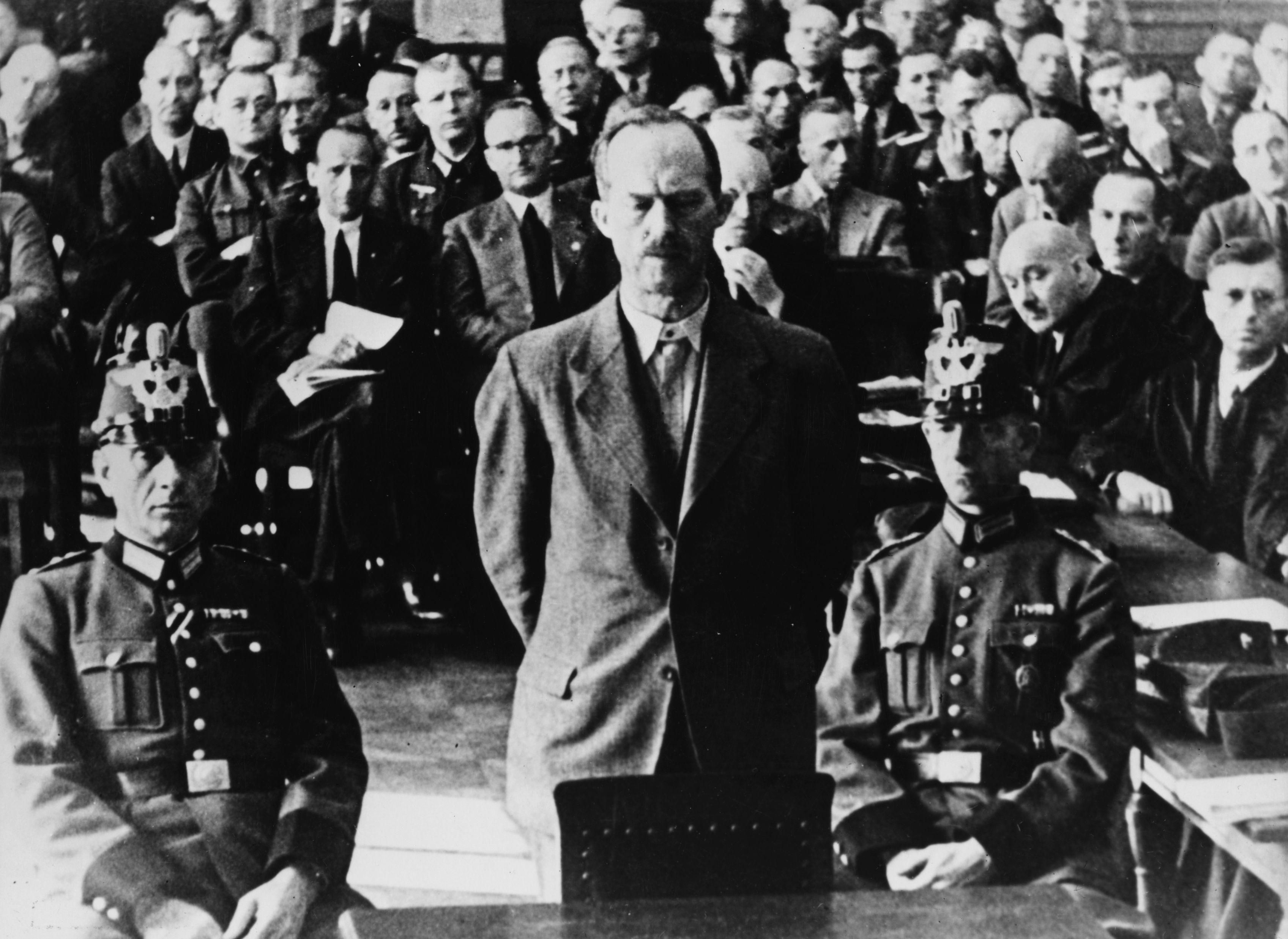 Повісили на м'ясні гачки: вражаюча спроба убивства Гітлера, яка закінчилась сотнями страт
