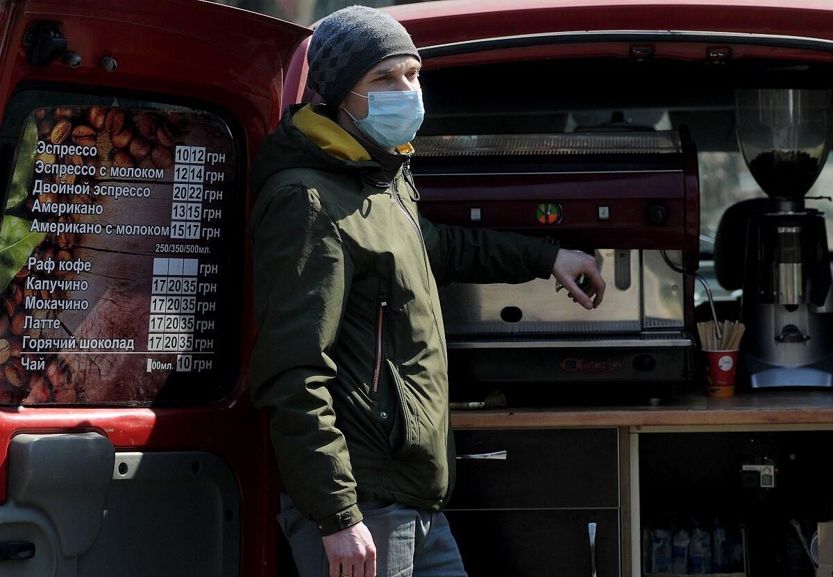 У Києві на Південному мосту встановили МАФ із кавою – відео У Києві на Південному мосту встановили МАФ із кавою – відео