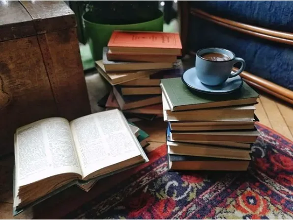 В заведении много книг, которые можно почитать во время кофепития