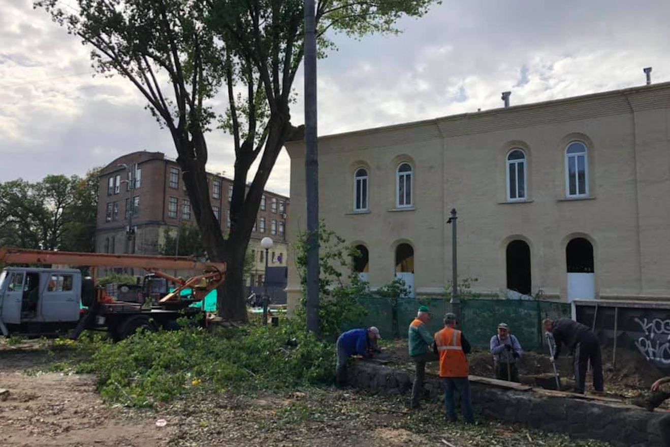 В центре Киева возле дома Зеленского вырубили деревья