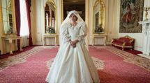 Актриса Эмма Коррин ошеломила сходством с принцессой Дианой: новые кадры из сериала "Корона"