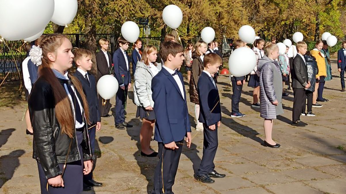 Школярам масово стало погано на лінійці в Росії: кілька завалилися на землю Школярам масово стало погано на лінійці в Росії: кілька завалилися на землю