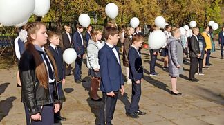 Школярам масово стало погано на лінійці в Росії: кілька завалилися на землю 