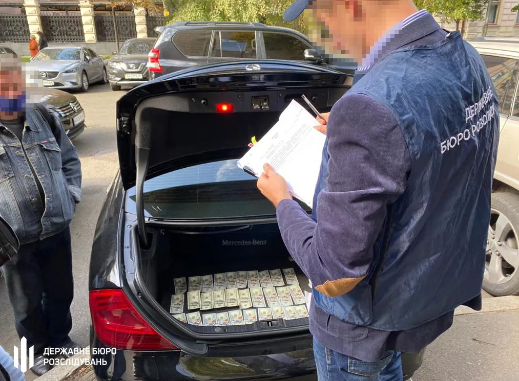 Всього зловмисники отримали від ошуканого громадянина 4 тисячі доларів Всього зловмисники отримали від ошуканого громадянина 4 тисячі доларів