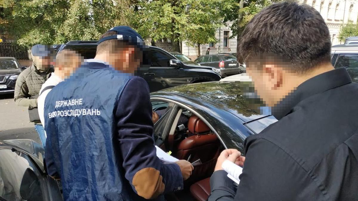 Бешеные деньги за должность помощника "Слуги народа": в центре Киева задержали мошенников