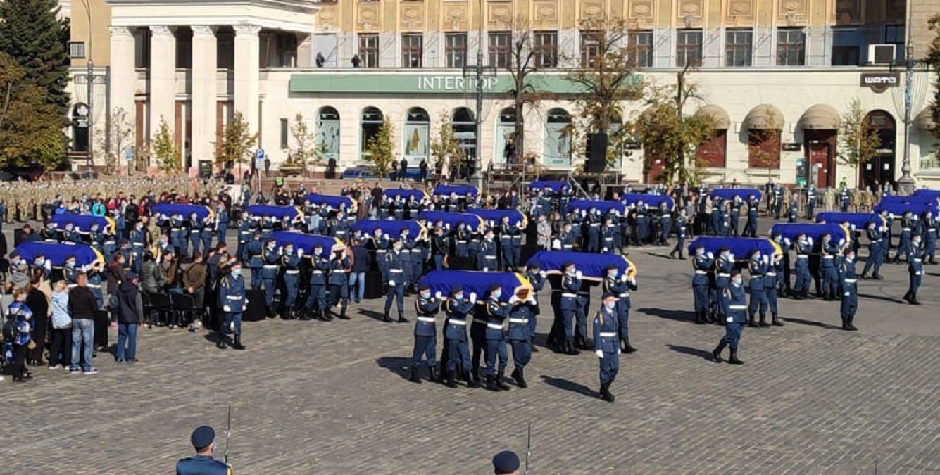 Прощание с курсантами катастрофы Ан-26: видео и фото с церемонии Прощание с курсантами катастрофы Ан-26: видео и фото с церемонии