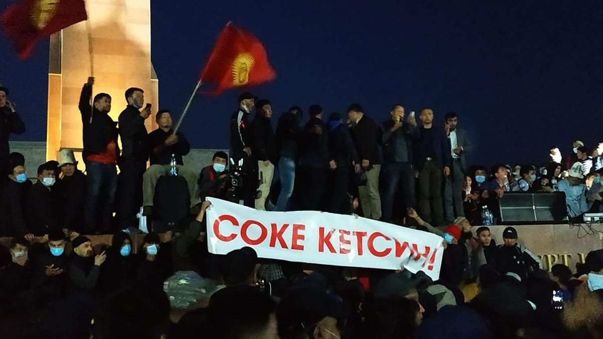 У Бішкеку силою розігнали мітинг через парламентські вибори: багато поранених – відео У Бішкеку силою розігнали мітинг через парламентські вибори: багато поранених – відео