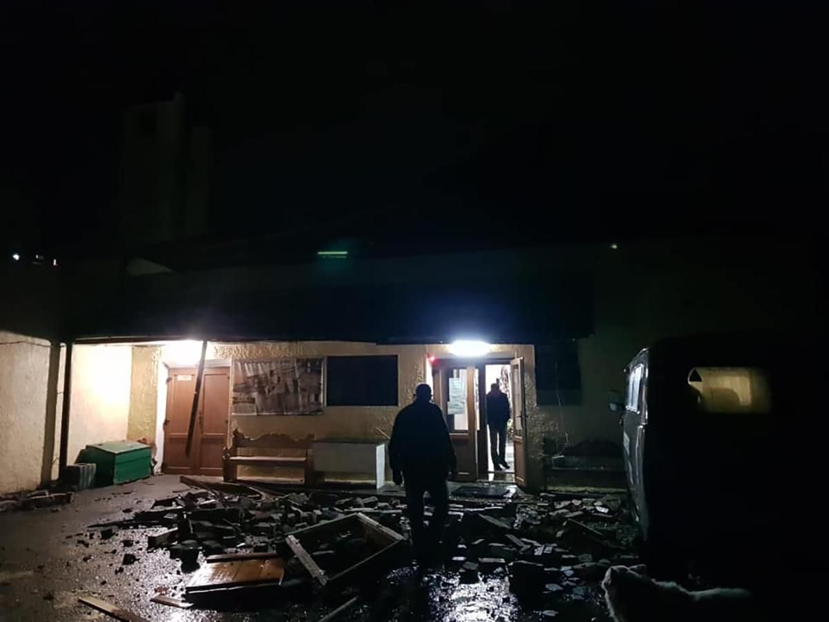 Буревій в Івано-Франківську повалив дерева та електроопори