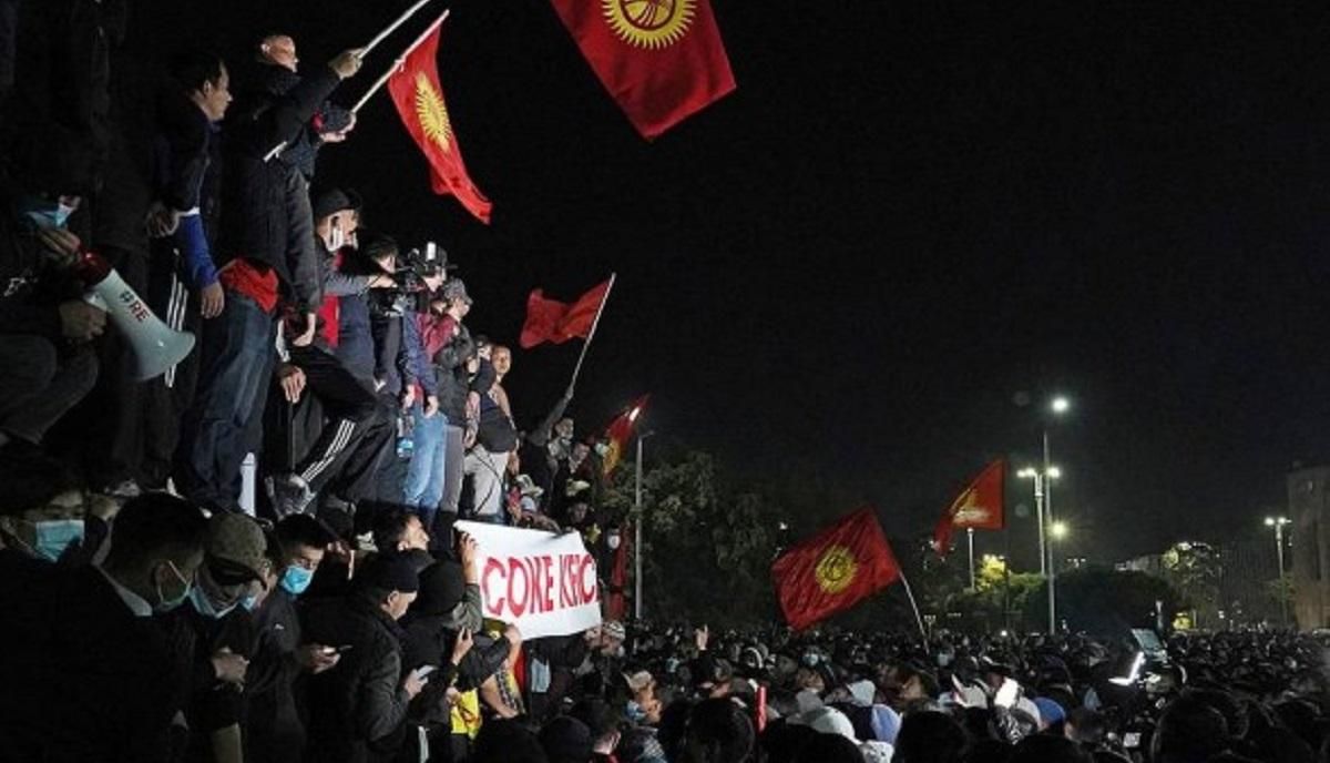 В Кыргызстане против митингующих применили тяжелую технику, но безуспешно: видео