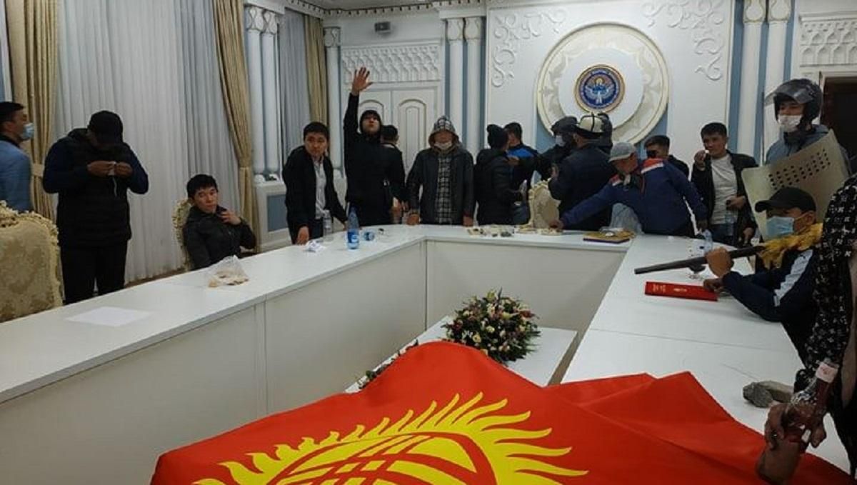 Протести в Киргизстані: мітингувальники захопили резиденцію президента – фото