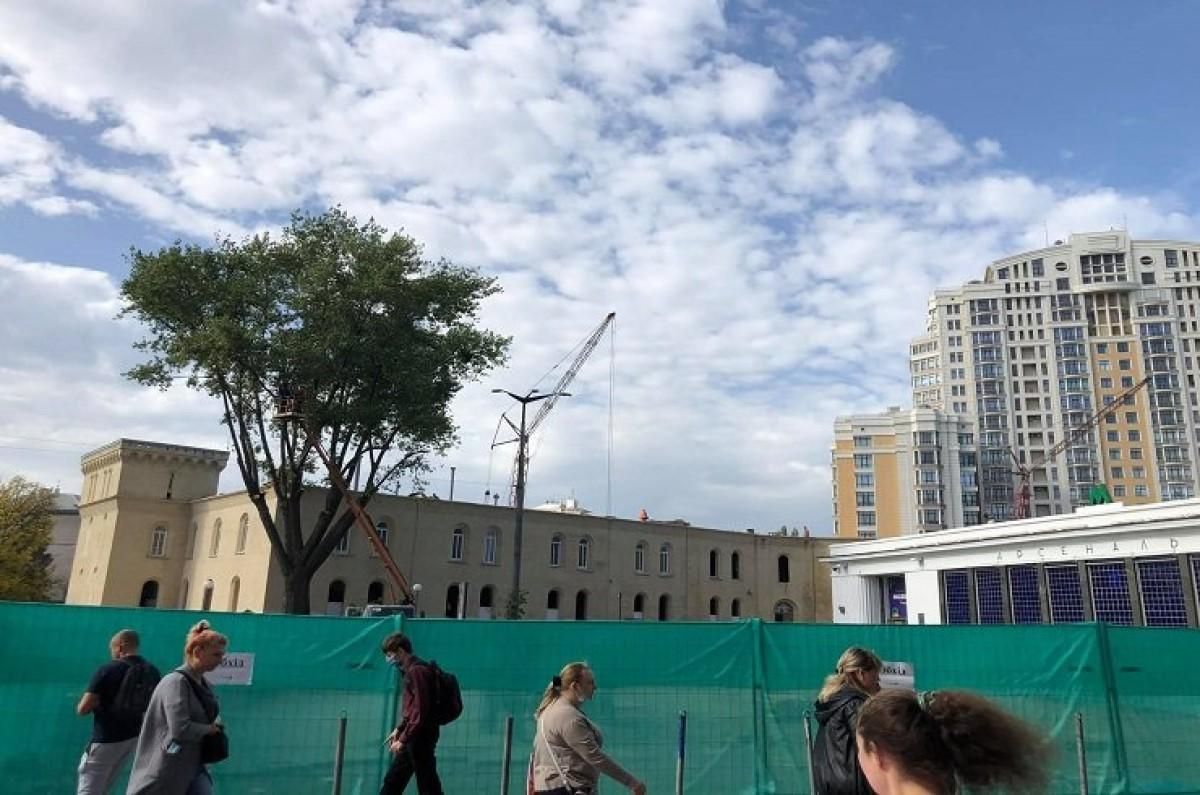 У центрі Києва комунальники нищать зелену зону для ремонту площі: сумні фото У центрі Києва комунальники нищать зелену зону для ремонту площі: сумні фото