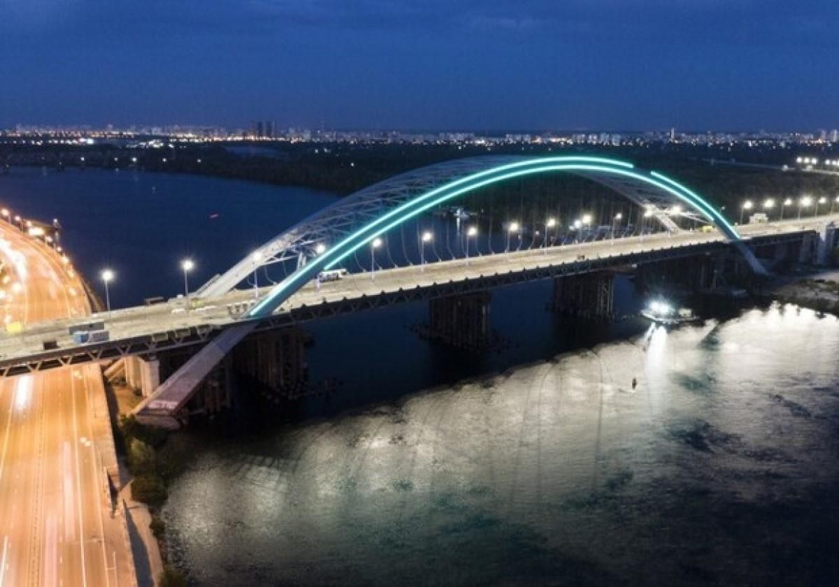 У Києві яскраво засяяв відомий міст: вражаючі фото
