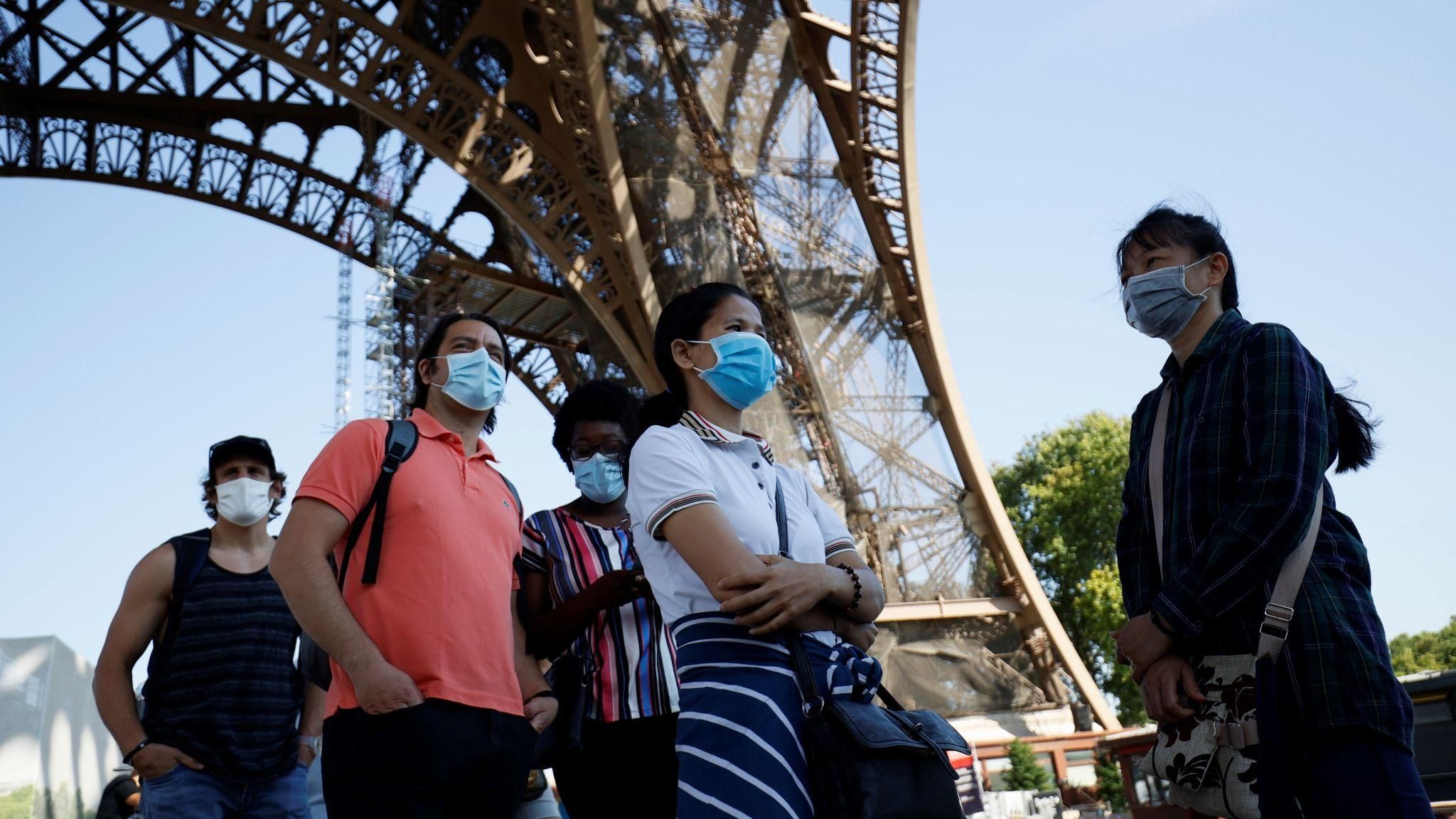 Жители Парижа в масках