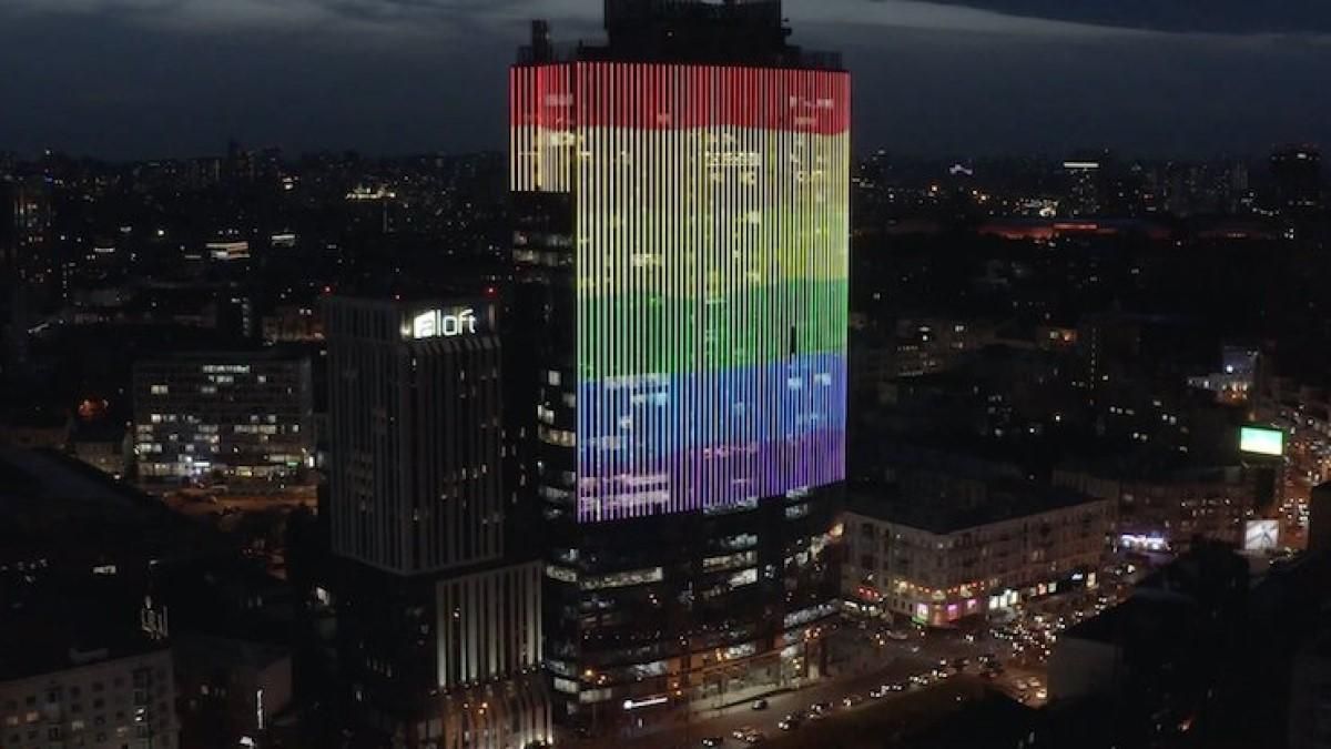 У Києві будівлю ТРЦ "Гулівер" прикрасив гігантський ЛГБТ-прапор: яскраве відео