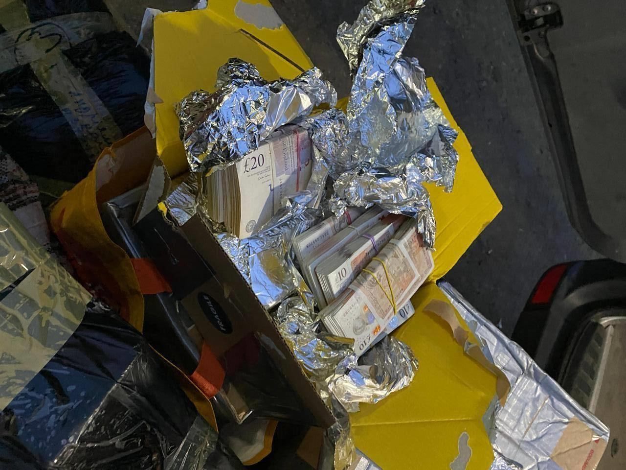 Українець не задекларував 4,5 млн гривень: його затримали на митниці Українець не задекларував 4,5 млн гривень: його затримали на митниці