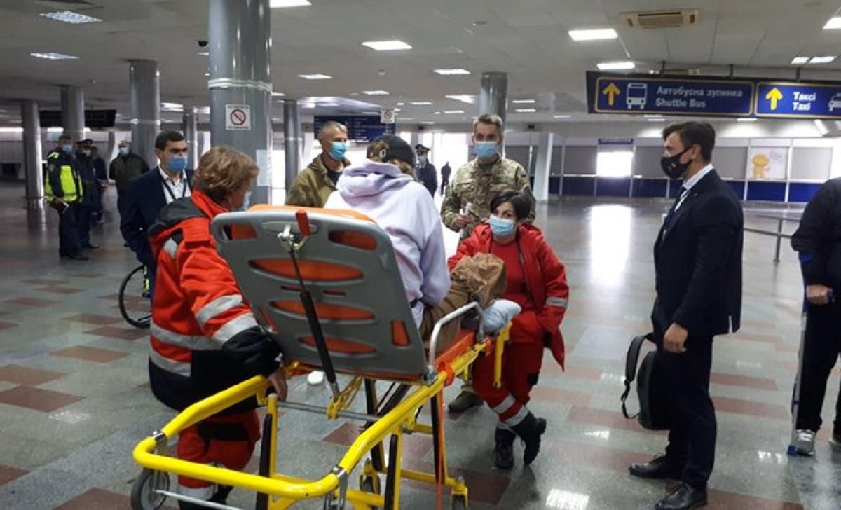 Из Киева в Германию на лечение летят 13 военных - фото