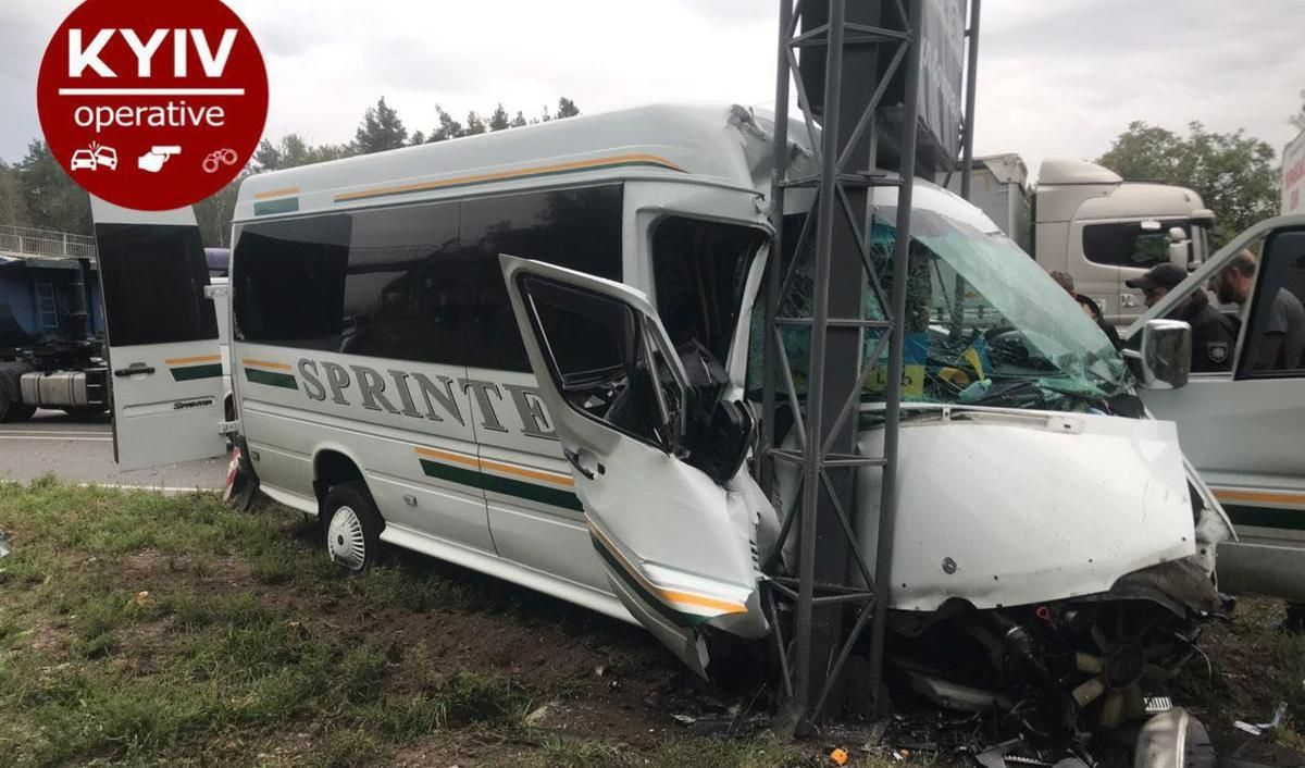 Пассажирский автобус попал в сокрушительное ДТП под Киевом: много пострадавших