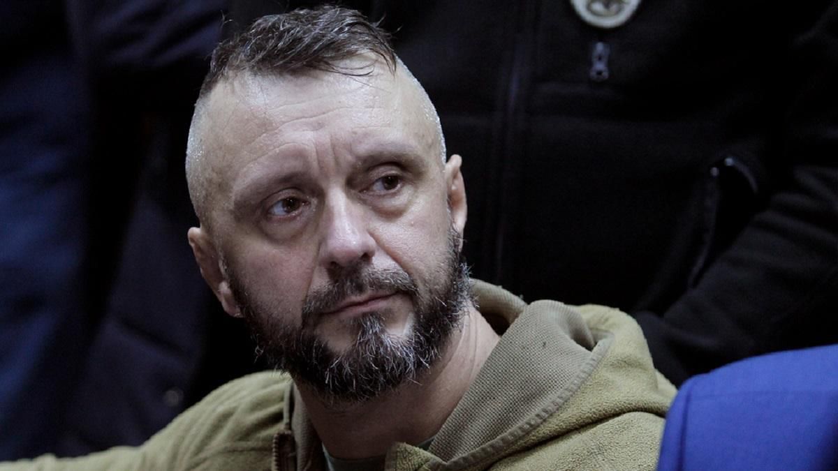 Андрія Антоненка залишили під вартою: сутички під судом – відео Андрія Антоненка залишили під вартою: сутички під судом – відео