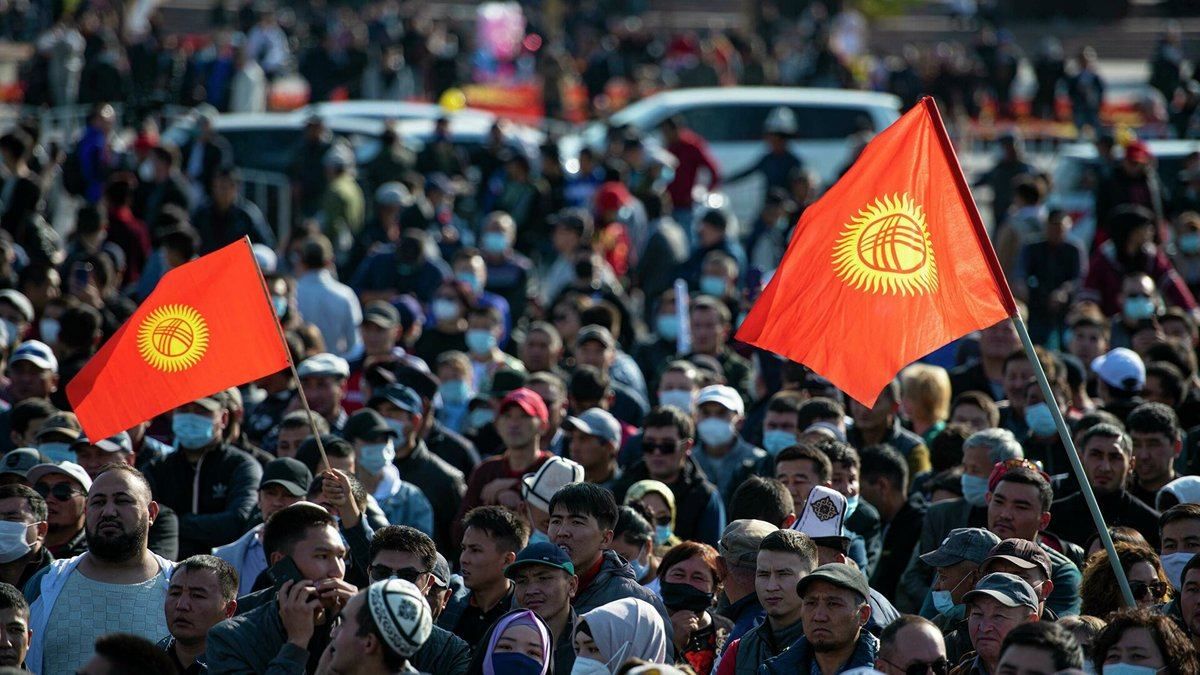 Переворот в Кыргызстане: кто и зачем сжег резиденцию президента