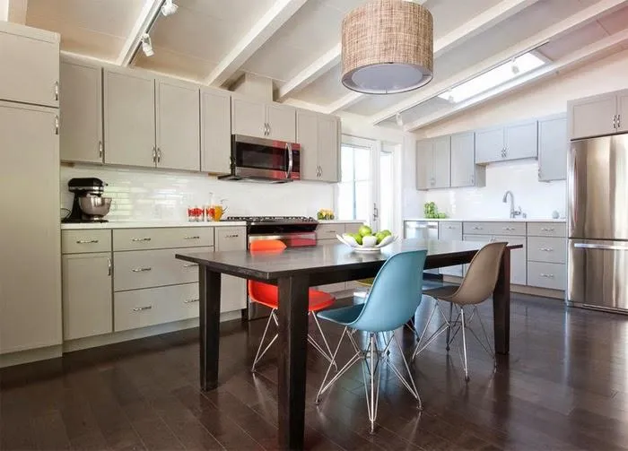 Розмаїття кольорів робить інтер'єр веселішим Розмаїття кольорів робить інтер'єр веселішим