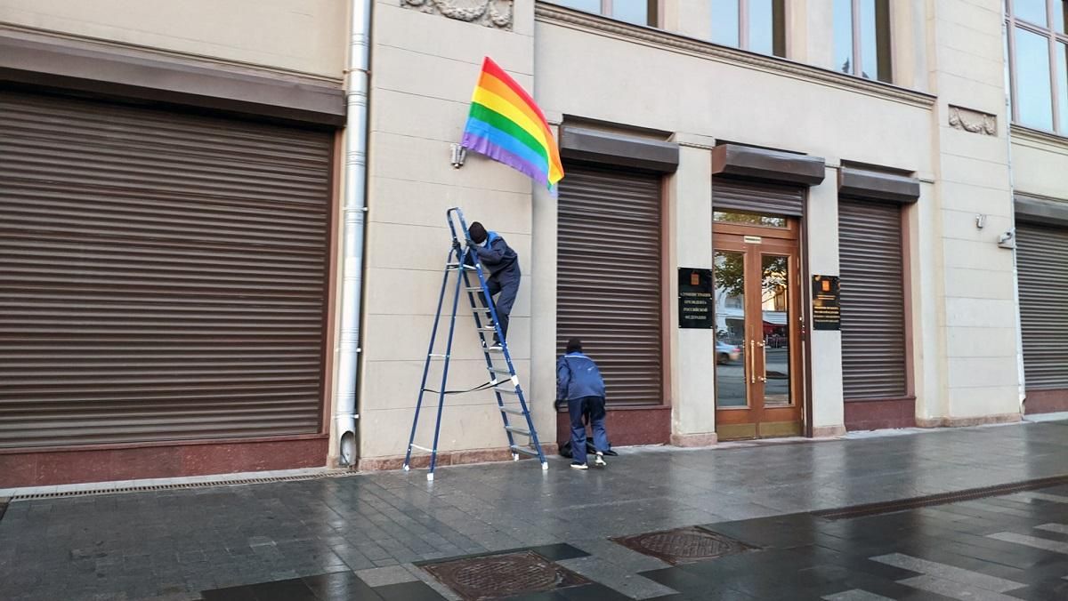 В день рождения Путина на его администрации вывесили флаг ЛГБТ: фото