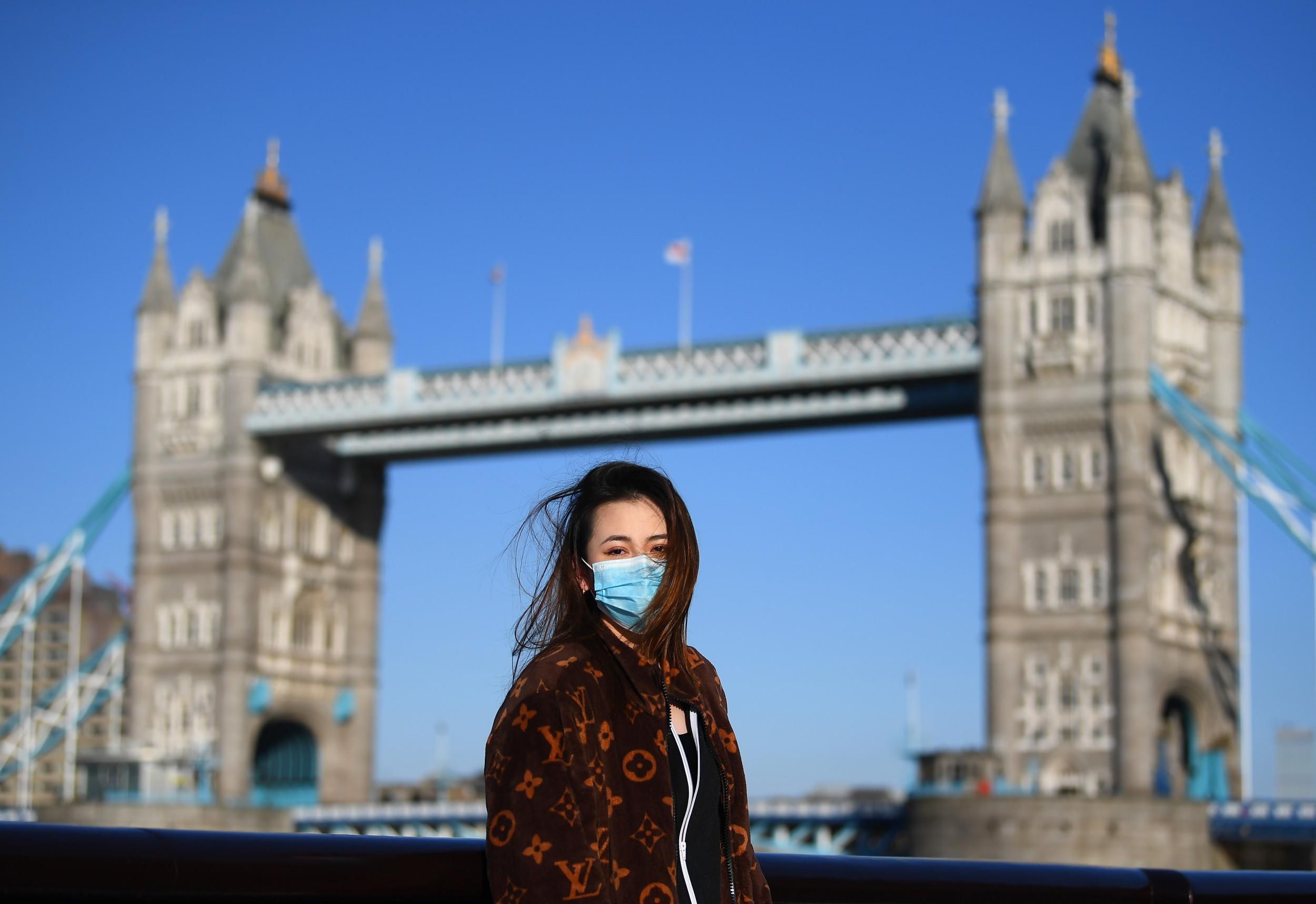 Дівчина у масці на фоні Тауера в Лондоні 