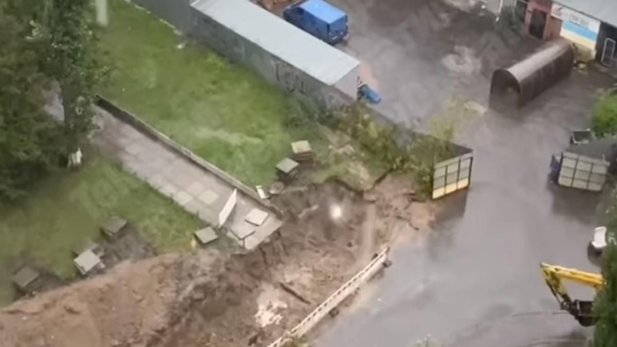 В Киеве под дождем оставили высоковольтный кабель - видео