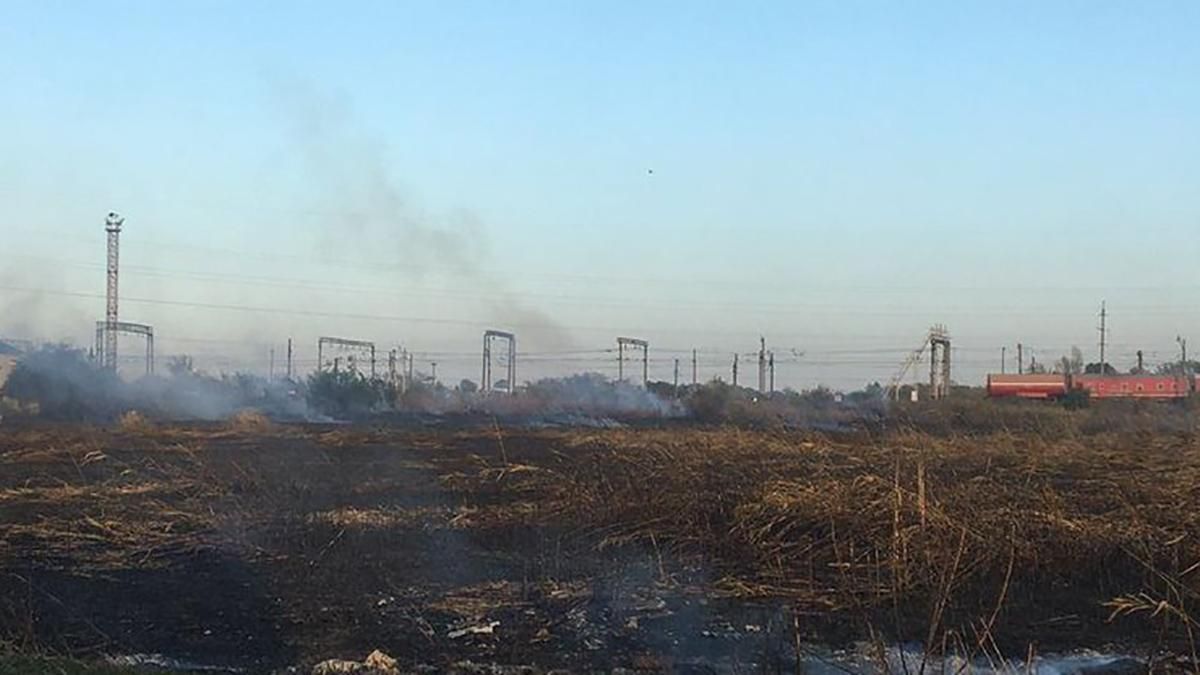 На Харківщині спалахнула пожежа: вогонь перекинувся на будинки – відео