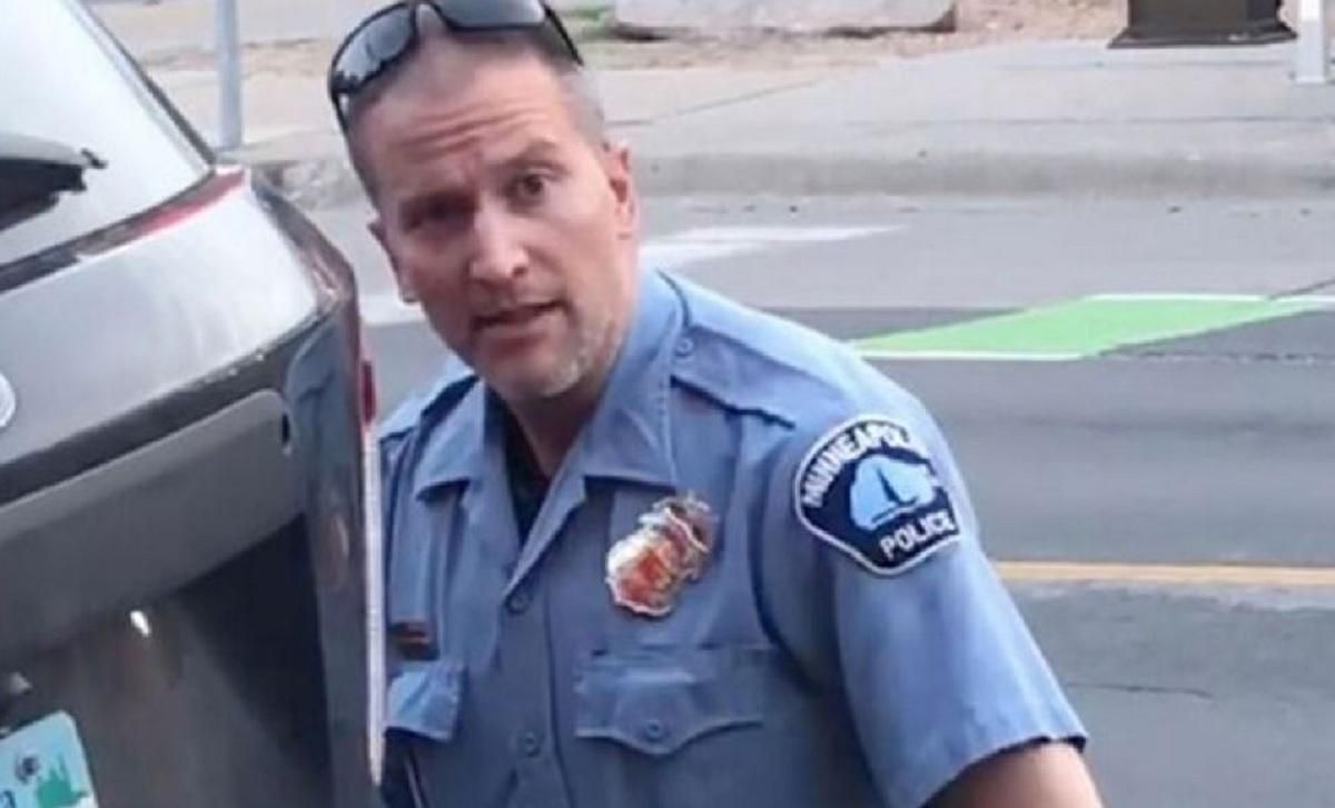 Обвинувачений у вбивстві Флойда коп вийшов на волю Обвинувачений у вбивстві Флойда коп вийшов на волю