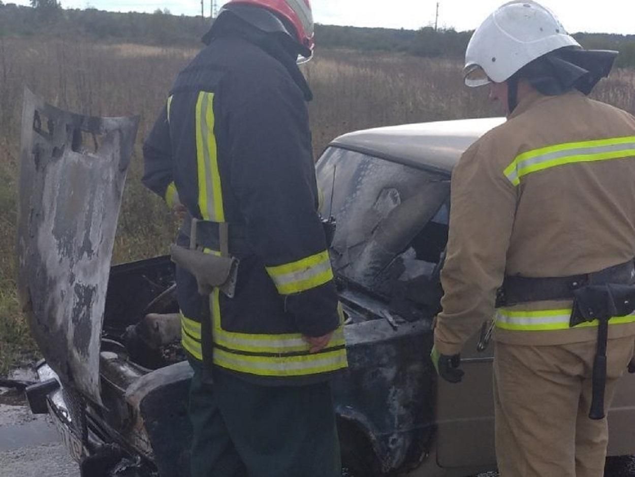 На Львівщині під час руху загорілась автівка: фото 