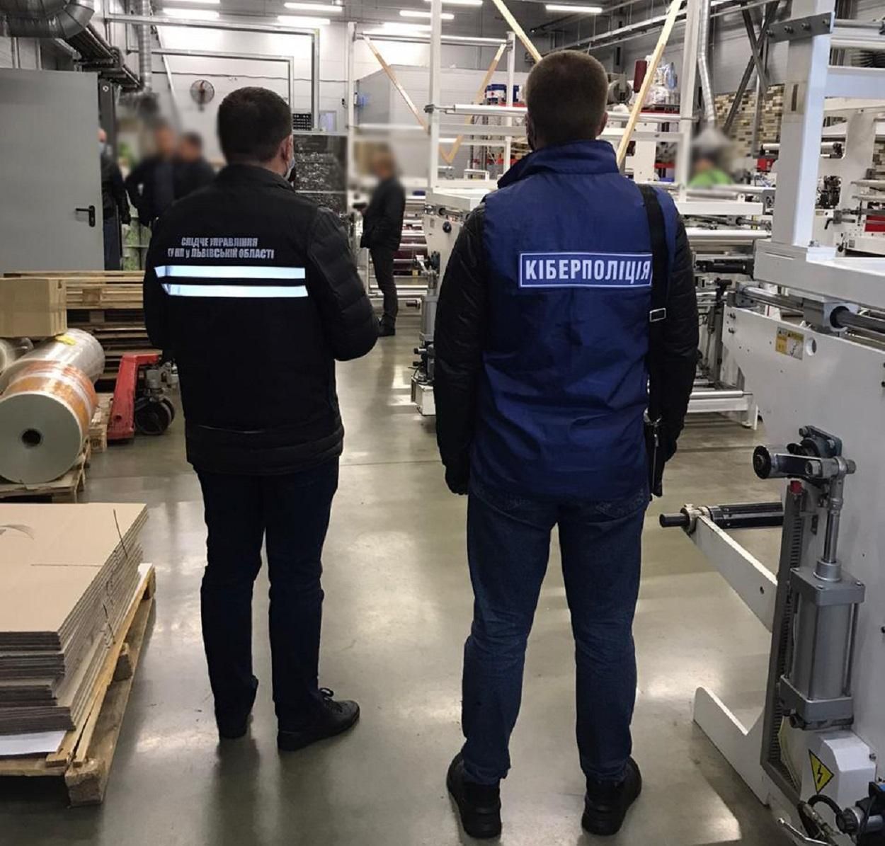 10 тонн: на Львівщині затримали шахраїв, які підробляли продукти 10 тонн: на Львівщині затримали шахраїв, які підробляли продукти