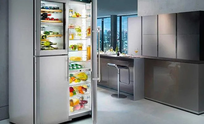 Большой холодильник занимает много пространства