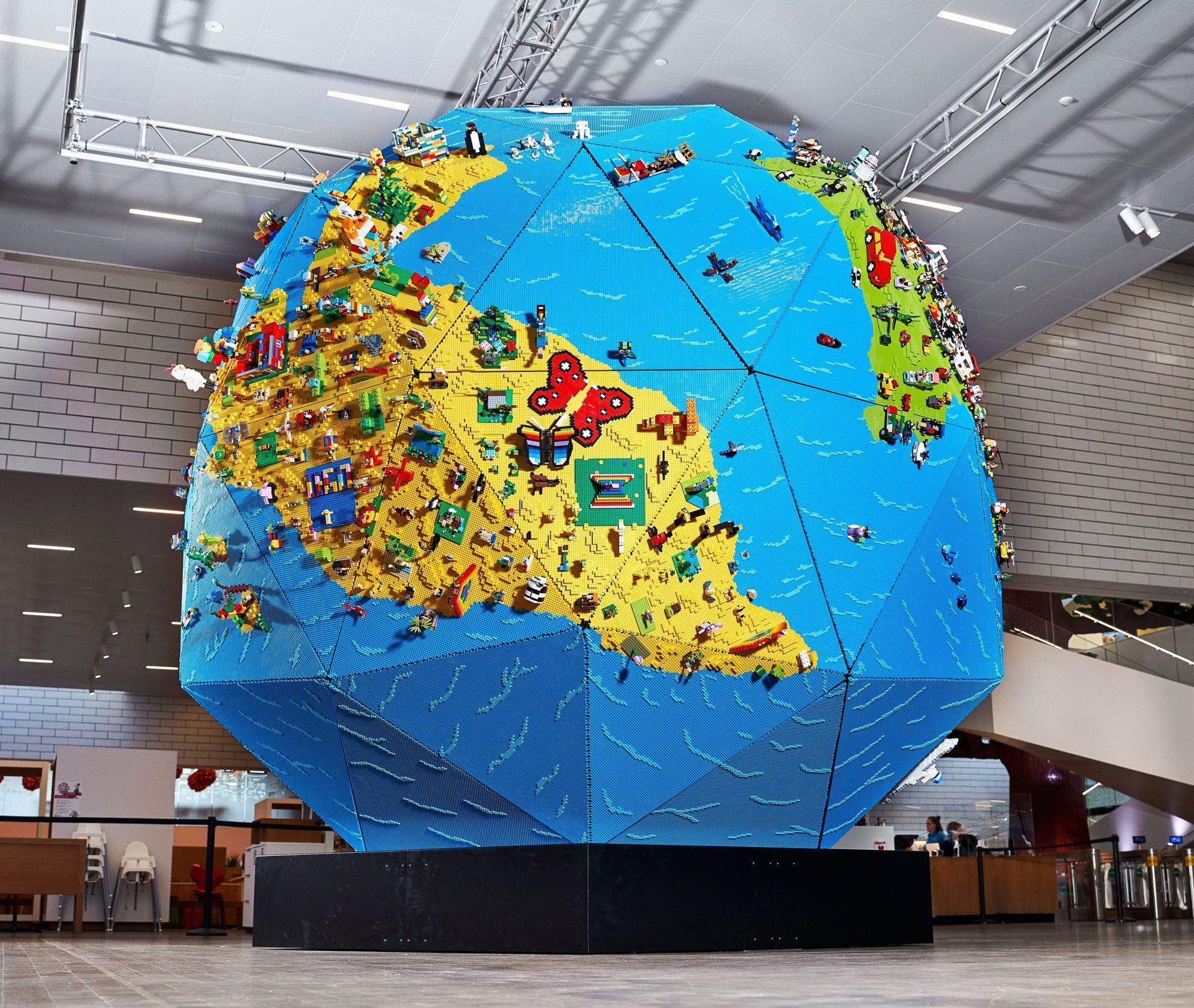 LEGO показали чотириметровий глобус, який створили діти: круті фото