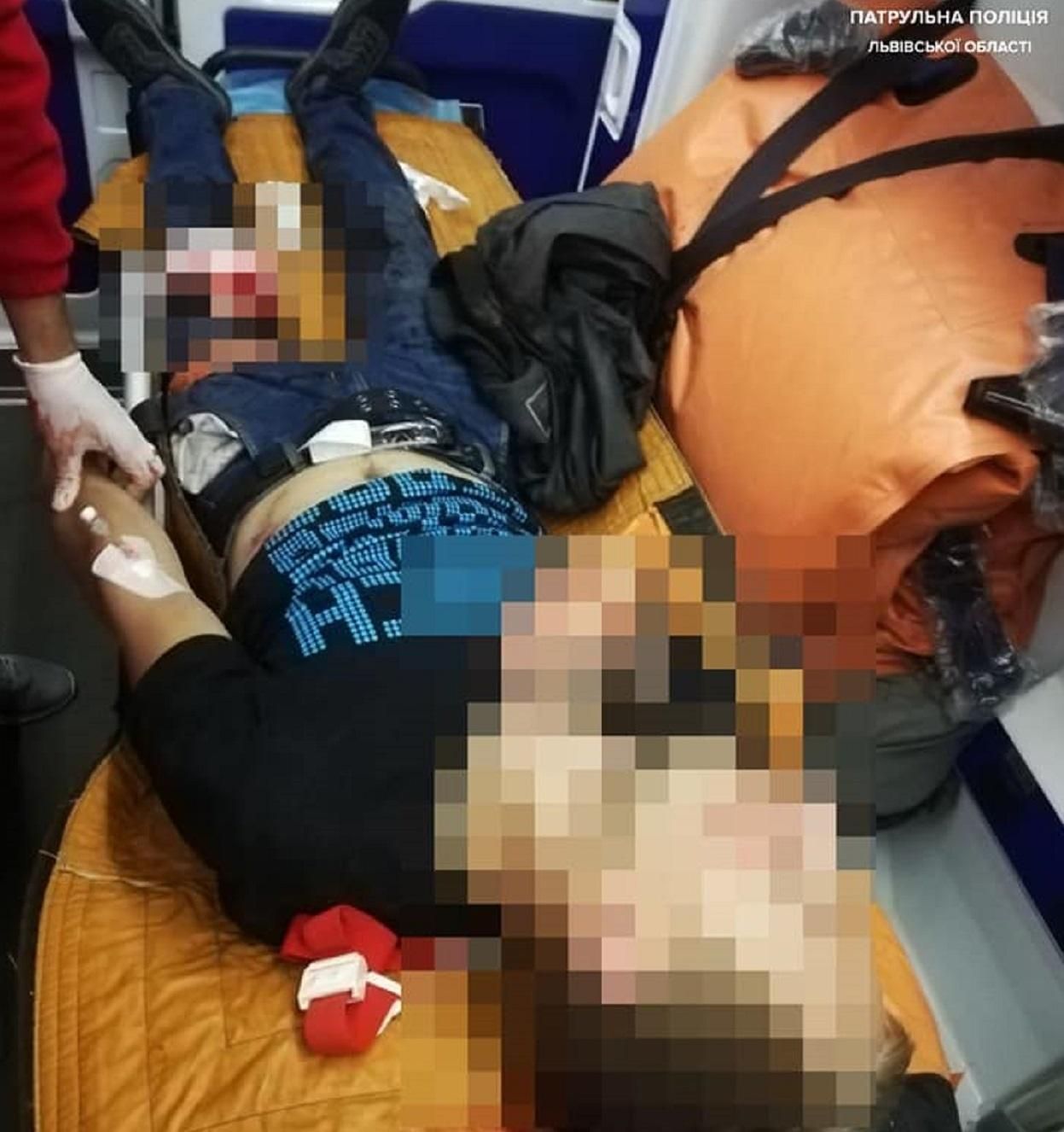 Хотіли зарізати: у Львові патрульні затримали 2 грабіжників – фото Хотіли зарізати: у Львові патрульні затримали 2 грабіжників – фото