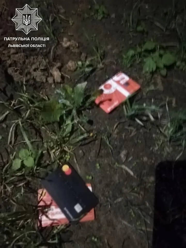 У Львові на вулиці Науковій 7 вересня поліцейські затримали 2 грабіжників, які підрізали та пограбували чоловіка. У Львові на вулиці Науковій 7 вересня поліцейські затримали 2 грабіжників, які підрізали та пограбували чоловіка.