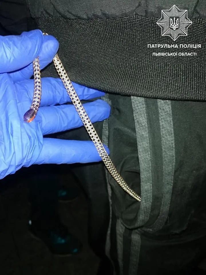 У Львові на вулиці Науковій 7 вересня поліцейські затримали 2 грабіжників, які підрізали та пограбували чоловіка. У Львові на вулиці Науковій 7 вересня поліцейські затримали 2 грабіжників, які підрізали та пограбували чоловіка.