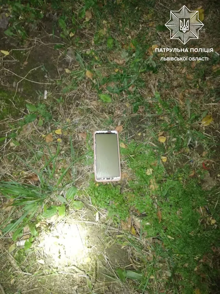 У Львові на вулиці Науковій 7 вересня поліцейські затримали 2 грабіжників, які підрізали та пограбували чоловіка. У Львові на вулиці Науковій 7 вересня поліцейські затримали 2 грабіжників, які підрізали та пограбували чоловіка.