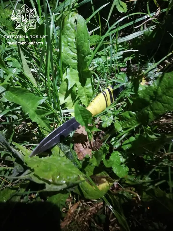 У Львові на вулиці Науковій 7 вересня поліцейські затримали 2 грабіжників, які підрізали та пограбували чоловіка. У Львові на вулиці Науковій 7 вересня поліцейські затримали 2 грабіжників, які підрізали та пограбували чоловіка.