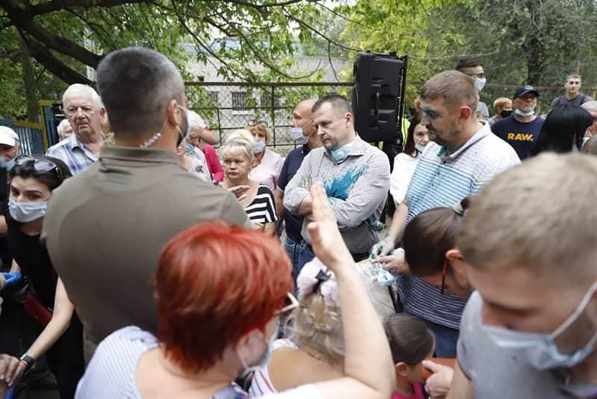 Филатова облили нашатырем на встрече с избирателями Филатова облили нашатырем на встрече с избирателями