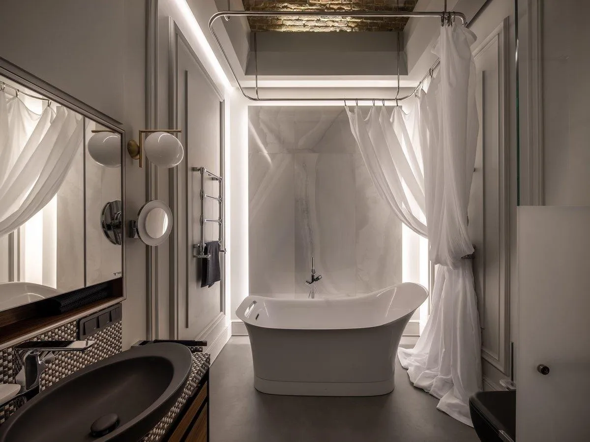 Ванну розташували під отвором у стелі Ванну розташували під отвором у стелі